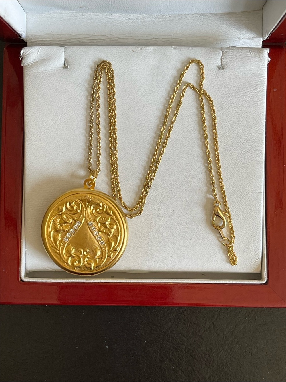 Vintage matte Gold Round Locket pendant Necklace.